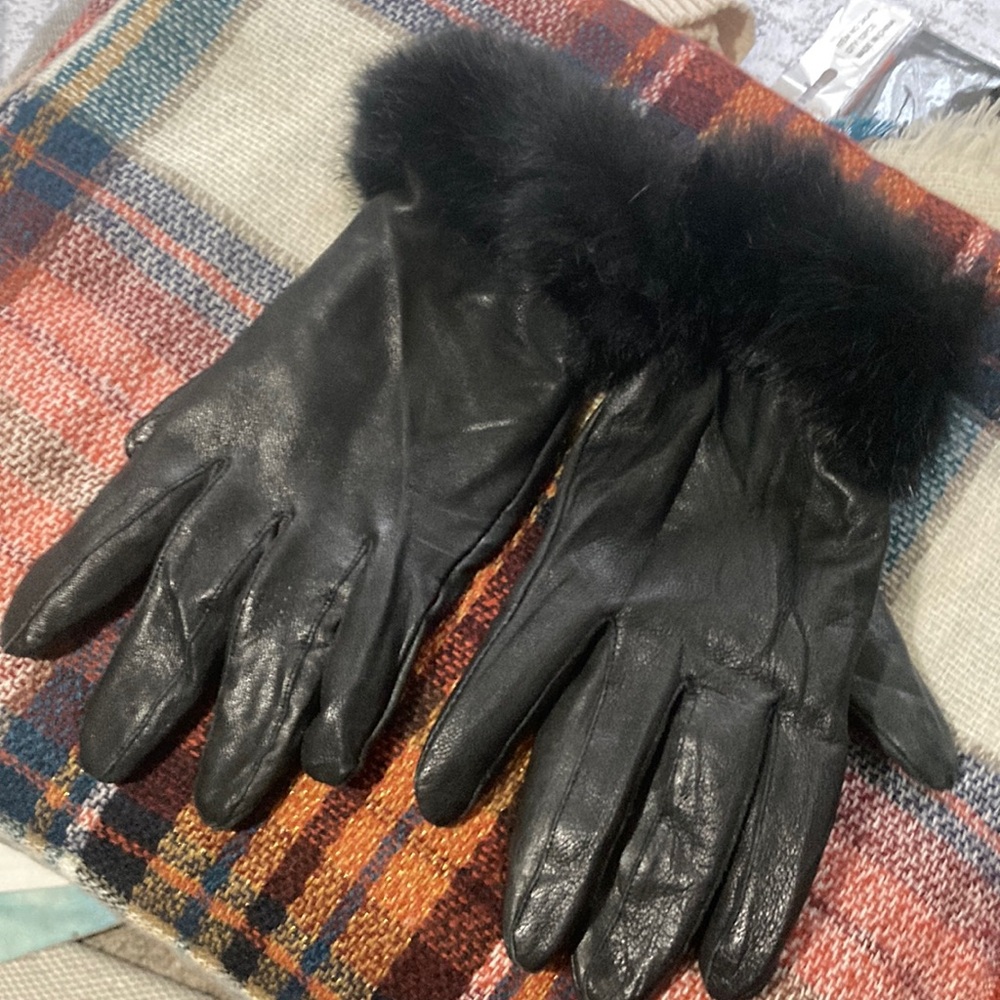 Excellent condition Denver Hayes black leather gloves fur fringe Thinsulate 40g